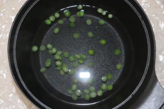 豌豆开水焯烫1分钟。