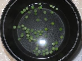 豌豆开水焯烫1分钟。