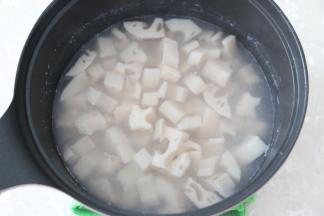 藕开水焯烫2分钟。