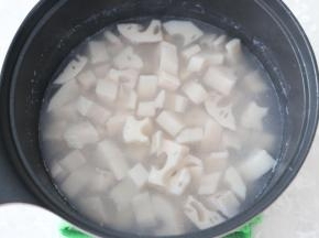 藕开水焯烫2分钟。
