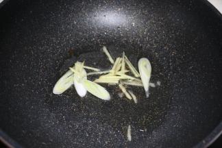 锅内倒入适量食用油，煸香葱姜。