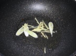 锅内倒入适量食用油，煸香葱姜。