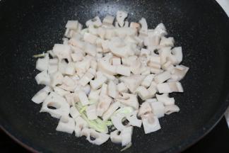 放入焯烫好的藕丁翻炒。