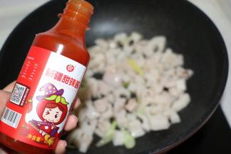 根据个人口味加入适量甜辣酱。