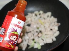 根据个人口味加入适量甜辣酱。