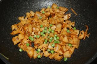 出锅前撒入豌豆。