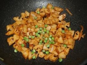 出锅前撒入豌豆。