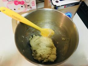 烫种和波兰种都需要提前制作。烫种：高粉225，粘米粉5，0糖25，盐1.25，开水375
将高粉，粘米粉，糖，盐放入到厨师机搅拌桶中，低速搅拌均匀。加入开水，慢速搅打1分钟，再快速搅打1分钟