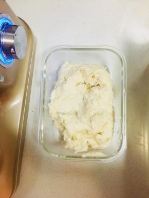 将烫种放入到容器中，室温冷却后，放入冰箱冷藏过夜。