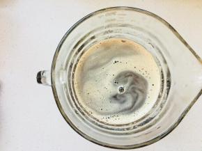 黑糖加热水冲开。冷却备用。