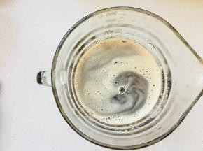 黑糖加热水冲开。冷却备用。
