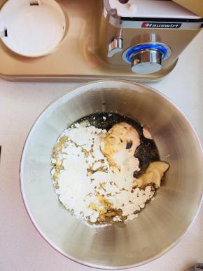 将烫种，波兰种与除黄油之外主面团所有材料放入到厨师机搅拌桶中。