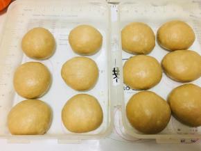 发酵好后，将面团分割成团滚圆，进行30分钟的中间发酵