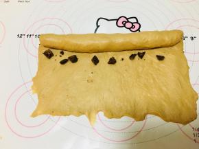 从上往下卷起来。收口捏紧。搓成长条型，两头可以搓尖些。