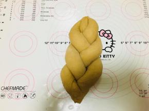 3个为一组，编成辫子。