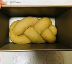 放入到吐司盒中，进行发酵。发酵至8分满。