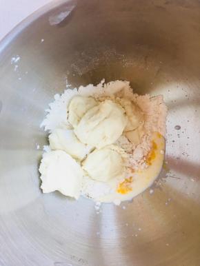 2、将发酵好的中种撕成小块，把主面团除黄油之外的材料放入厨师机桶中揉成团。慢速搅打，待材料基本混合后，快速搅打至出现粗膜。加入黄油慢速搅打。