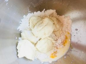 2、将发酵好的中种撕成小块，把主面团除黄油之外的材料放入厨师机桶中揉成团。慢速搅打，待材料基本混合后，快速搅打至出现粗膜。加入黄油慢速搅打。