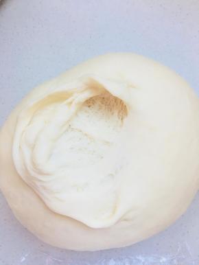 1、中种提前制作，将中种材料混合成团。室温发酵至手指一拉内部呈现蛛网状，发酵时间要根据室温，室温25度的话，大概60分钟。