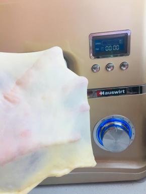 3、当面团搅打至完全扩展，基本面团完成。
