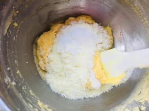 5、奶酥馅料与菠萝皮需要冷藏，建议提前制作。方法雷同。黄油室温软化，加入糖粉放入搅拌桶中，选择A字浆头，糖粉与黄油充分融合后，分次加入全蛋液。每次都要黄油和蛋液完全融合后再加下一次。制作奶酥馅料，加入全脂奶粉。，温度不要低于28度。