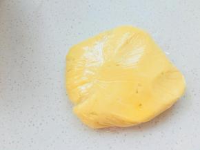 6、菠萝皮在完成上述步骤后，加入低粉用搅拌均匀。奶酥馅和菠萝皮都需要放入冰箱冷藏，便于最后组合时好操作。