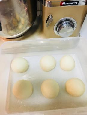 7、完成完基础发酵的面团，分割成6分，滚圆。松弛15分钟。