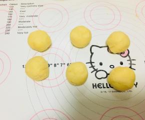 8、将冷藏后的奶酥馅料分割成份滚圆，每个大概30到40克。菠萝皮分割成30克一个。