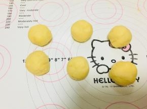 8、将冷藏后的奶酥馅料分割成份滚圆，每个大概30到40克。菠萝皮分割成30克一个。