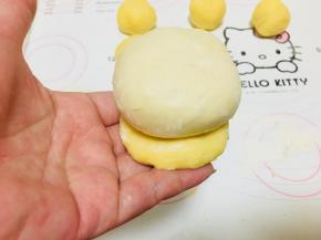 9、取菠萝皮放于面团下方。菠萝皮容易化，操作起来尽量快。