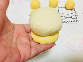 9、取菠萝皮放于面团下方。菠萝皮容易化，操作起来尽量快。