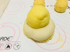 10、将奶酥馅料至于面团上方，先将面团包裹住馅料，然后将菠萝皮均匀的包裹住整包面团。
