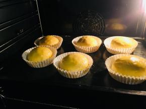 12、烤箱上火200，下火180，烤18到25分钟，具体温度感觉自己烤箱脾气酌情调节。观察上色。