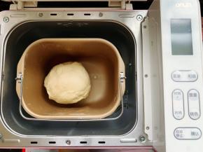 首先来制作中种，中种可以在头天晚上做好，然后在冰箱冷藏发酵14-17个小时即可使用，我这次是常温发酵中种面团的，先把中种面团的所有食材放入面包机里揉成团，然后放入面盆里，盖上保鲜膜，放在室温26度的环境下发酵。如果低于26度的室温，可以在烤箱里放一碗热水，然后将面盆放入烤箱里发酵。