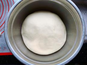 中种面团发酵至最高点，约3倍大即可。如果放在冰箱冷藏发酵，冷藏温度最好在4-5度左右，先室温发酵1个小时后再进冰箱冷藏发酵。