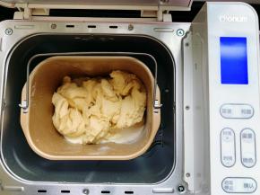 在面包桶里放入除黄油以外的所有食材，然后将发酵好的种面团撕成小块，放入面包桶里，启动“和面”程序，揉成光滑的面团，揉到一定的筋度时加入软化的黄油继续揉至完全阶段。