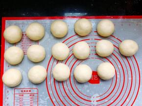 将揉好的面团整理光滑后放入面盆里，盖上保鲜膜，室温静置30分钟左右，接着将松弛好的面团轻拍排气，滚圆后称重等分为16个小面团，接着用手将小面团揉圆，盖上保鲜膜松弛15分钟。