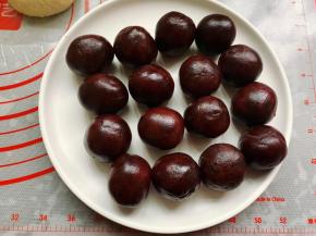 面团松弛的时候可以把准备好的豆沙馅分成25克一个，搓圆后放入盘子里备用。