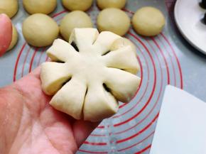 接着轻轻用手将面团压扁，用剪刀将面团剪8个开口，可以先一分为四，再四分为二，这样剪出来更均匀。