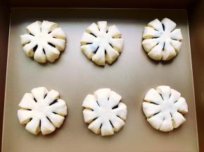 依次将面团整形好，整齐地码在烤盘里，隔开一定的距离摆放，然后放在温度35度湿度75%的环境下进行最后发酵。发酵一定要到位，发酵到位的面包口感才松软。