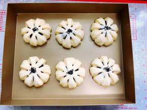 待面包胚发酵至两倍大以后，表面刷上一层薄薄的蛋液，中间撒上少许黑芝麻做装饰。我家里正好没有多余的鸡蛋了，所以这次没刷蛋液，平时都会刷的。