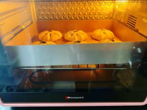 将装了面包胚的烤盘放入提前预热至170度的烤箱中层，上下火烘烤15分钟，烤至表面金黄即可。