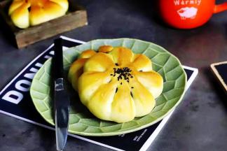 将烤好的面包放在晾网上晾凉，然后密封保存即可。烤好的豆沙包蓬松暄软，香甜可口，太美味了！