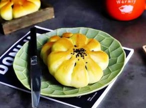 将烤好的面包放在晾网上晾凉，然后密封保存即可。烤好的豆沙包蓬松暄软，香甜可口，太美味了！