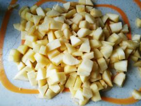先准备内陷，将苹果去皮去核切丁