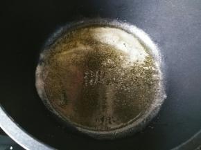 黄油放进不粘锅，开小火将黄油融化