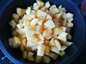 倒入苹果丁，翻炒均匀