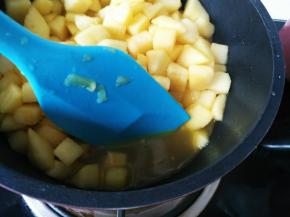 翻炒至苹果变软出水