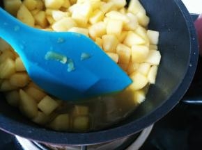 翻炒至苹果变软出水