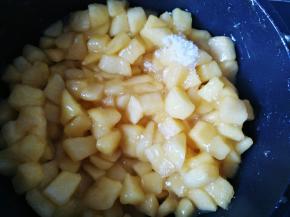 加入盐，搅拌均匀